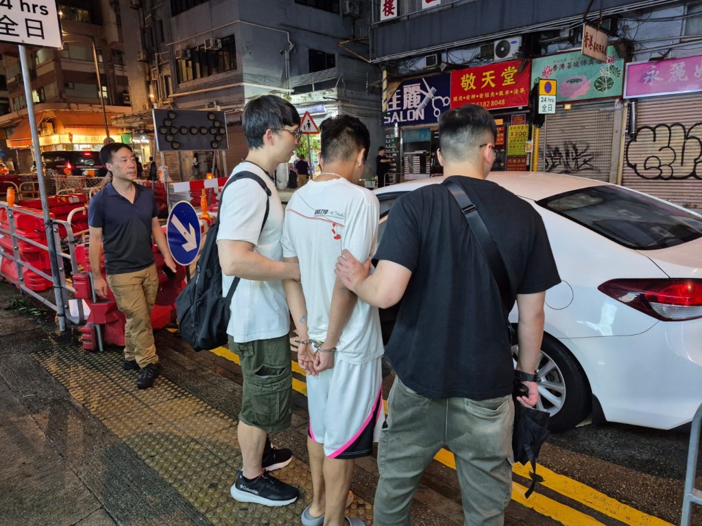 警方拘捕兩名涉案男子,均有黑社會背景。 警方拘捕兩名涉案男子,均有黑社會背景。