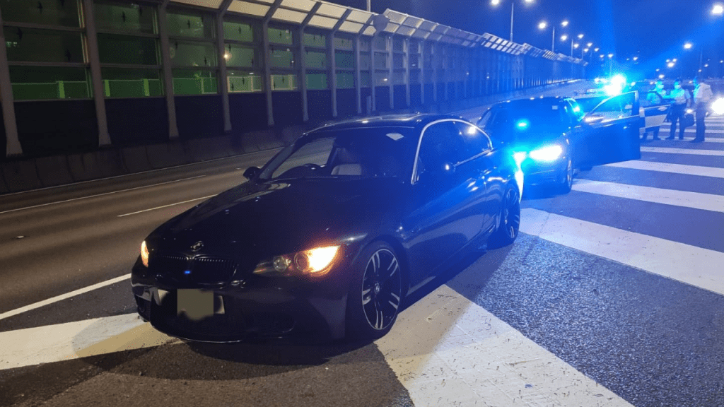 一輛寶馬於觀塘繞道狂飆兼多次超車,32歲司機涉危駕被捕。警方圖片