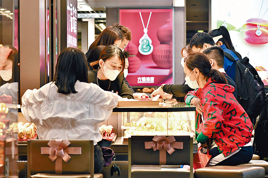 今年首季食肆總收益按年激增82%，同期零售業銷售貨值亦上升24%。