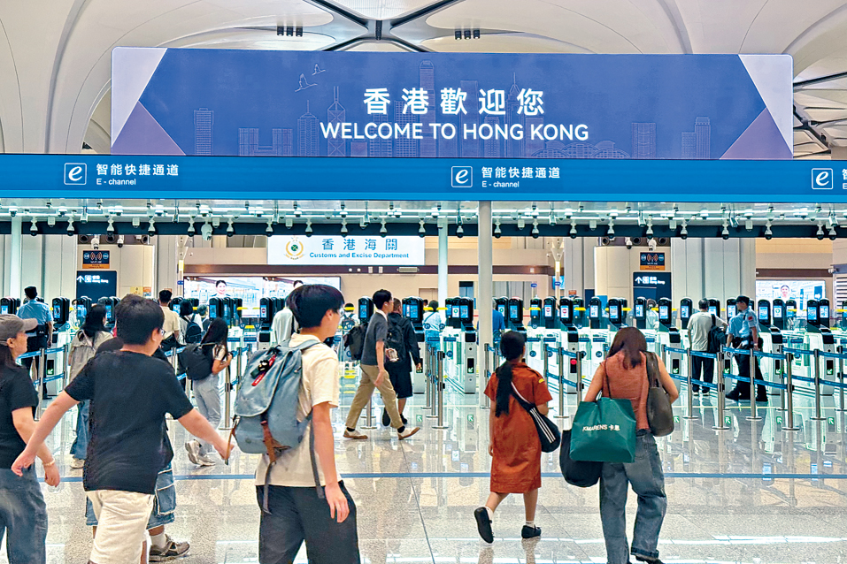重陽節新假期結束，新皇崗口岸嚴陣應對回港高峰期，昨日所見過關未出現擠塞情況。