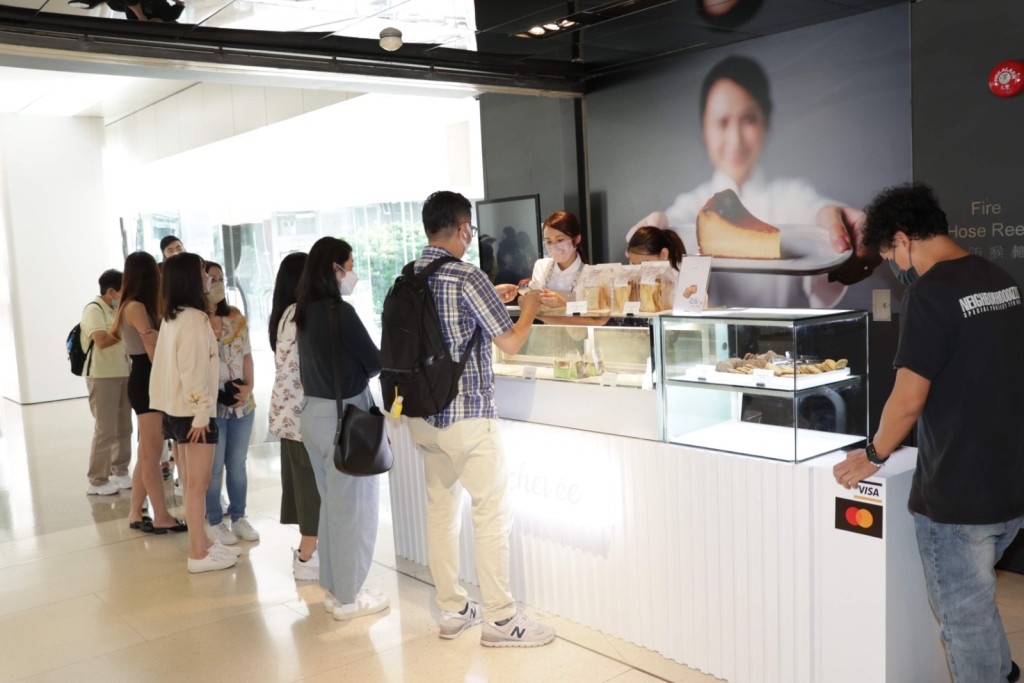 湯怡要兼顧餅店工作,少了時間照顧女兒。
