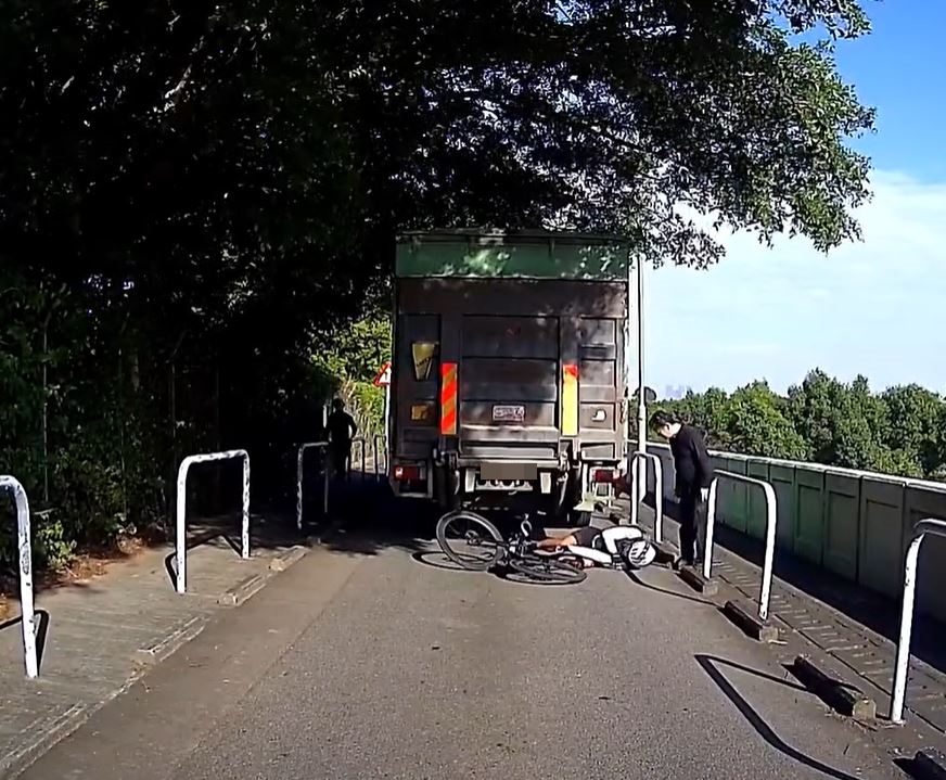 貨車司機下車查看單車男傷勢。fb車cam L（香港群組）影片截圖