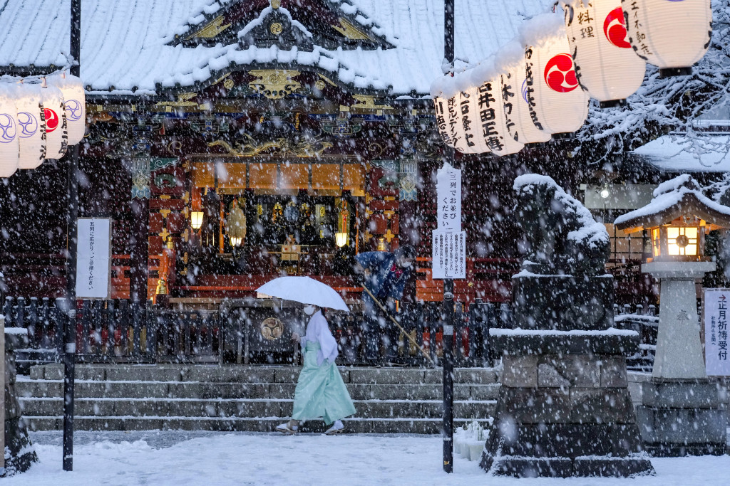 新潟、山形及青森縣多處降雪量打破往年12月的紀錄，積雪量達到往年的3倍。路透資料圖片