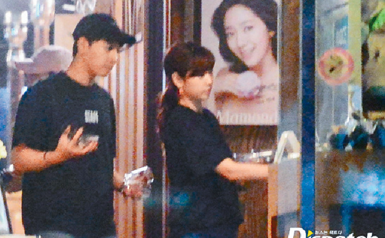 ■朴信惠與崔泰俊在17年被攝得到女方家人的食店約會。