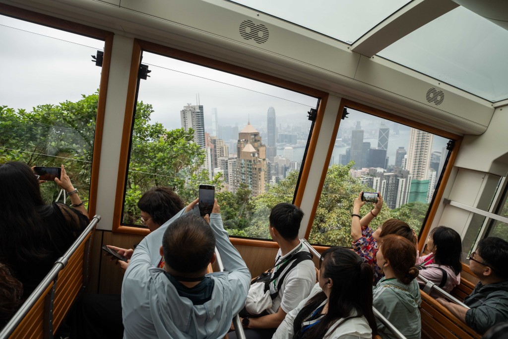 考察團乘坐山頂纜車欣賞香港風景。旅發局圖片