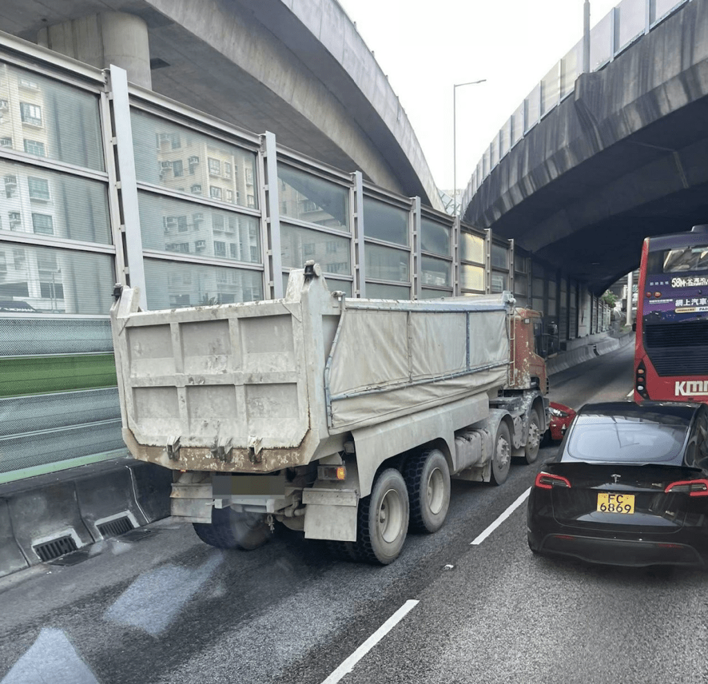 運輸署宣佈，因交通意外，屯門公路（往九龍方向）近青海圍的慢線現已封閉。Facebook 屯門公路塞車關注組