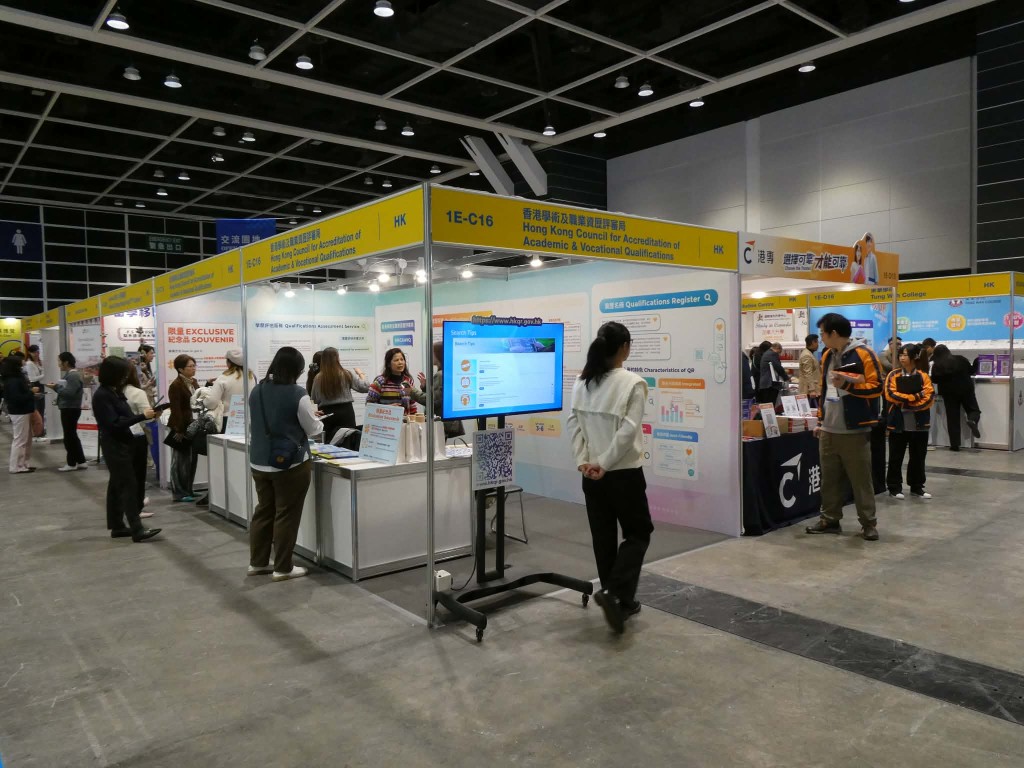 有本地學校安排學生出席博覽,探索未來路向。歐文瀚攝 有本地學校安排學生出席博覽,探索未來路向。歐文瀚攝