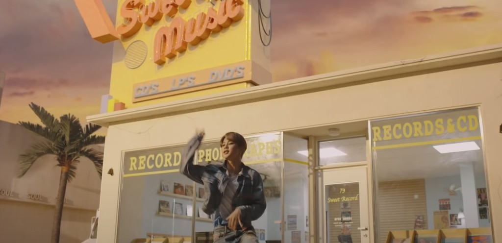 Jimin模仿米高積遜的舞姿，向對方致敬。