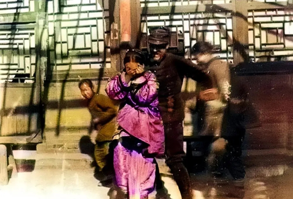 聯軍日軍軍人在北京大街調戲中國少女（電腦補色）。