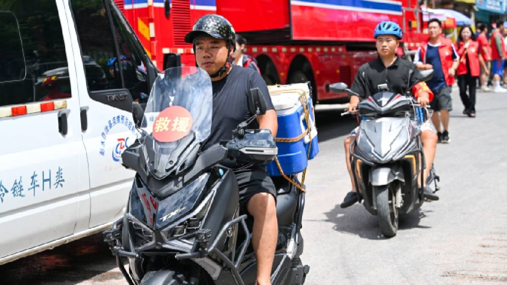彭水民眾自發組成電單車運輸隊，螞蟻搬家將生活物資運入安置點。新華社