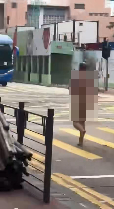 裸男見到的士駛走未有停下,反而拔足狂奔。網上片段截圖 裸男見到的士駛走未有停下,反而拔足狂奔。網上片段截圖