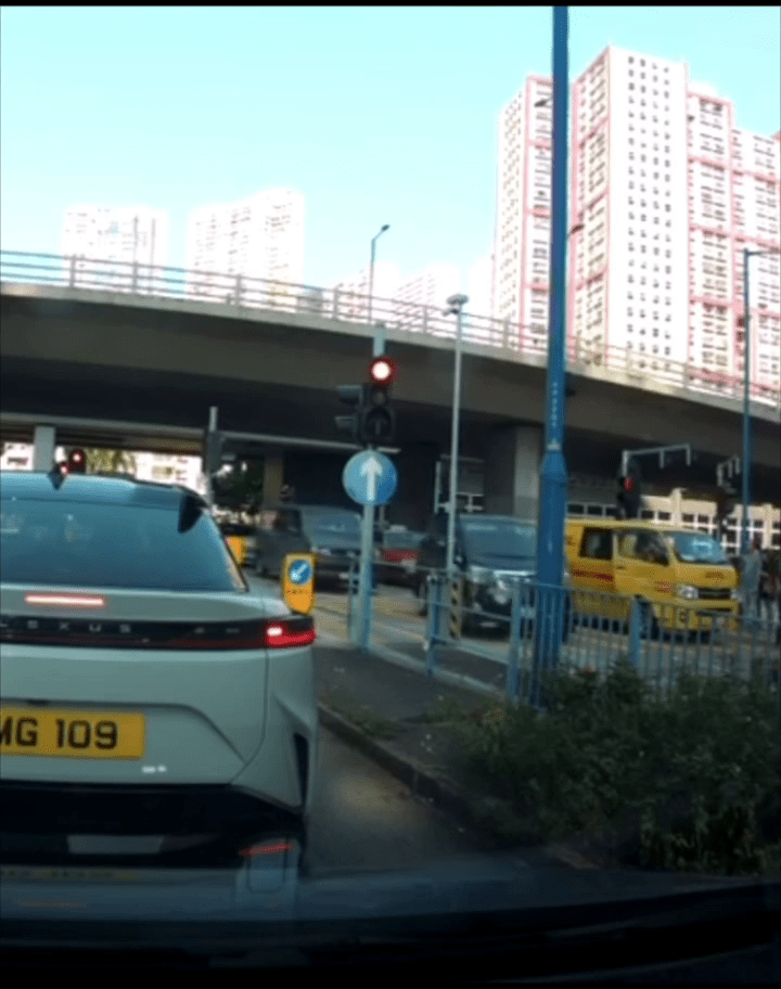 輕貨司機隨即落車了解情況。 輕貨司機隨即落車了解情況。