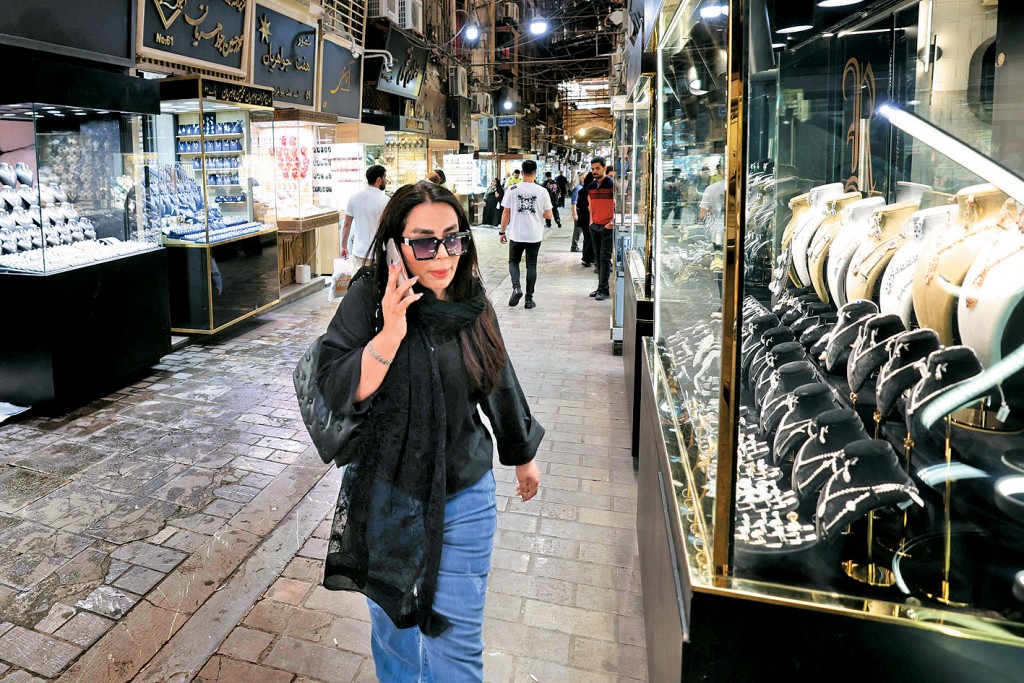 伊朗經濟勢受制裁打擊。圖為德黑蘭大市集的珠寶店。