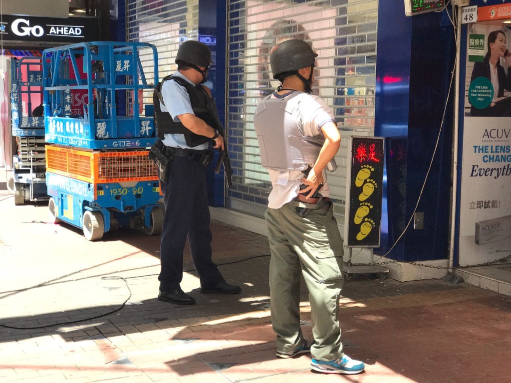 警方派出荷槍實彈及穿上避彈衣的警員到場調查。