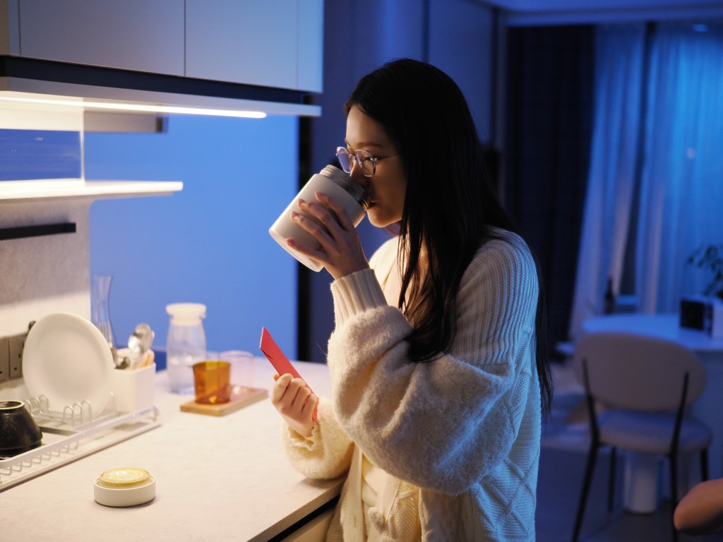 Cloud飲媽媽煲的「蕃茄豆腐湯」。