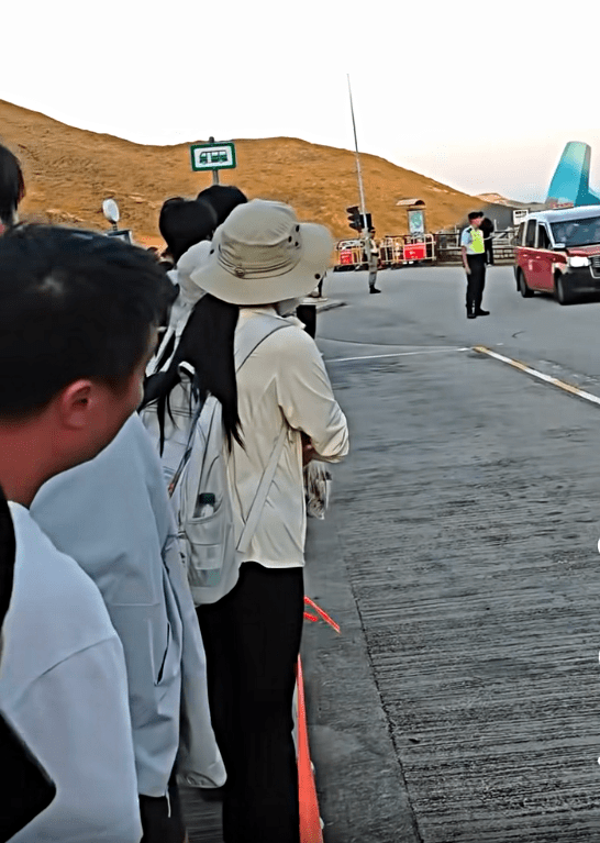 排小巴人群不滿鼓譟。fb：車cam L（香港群組）