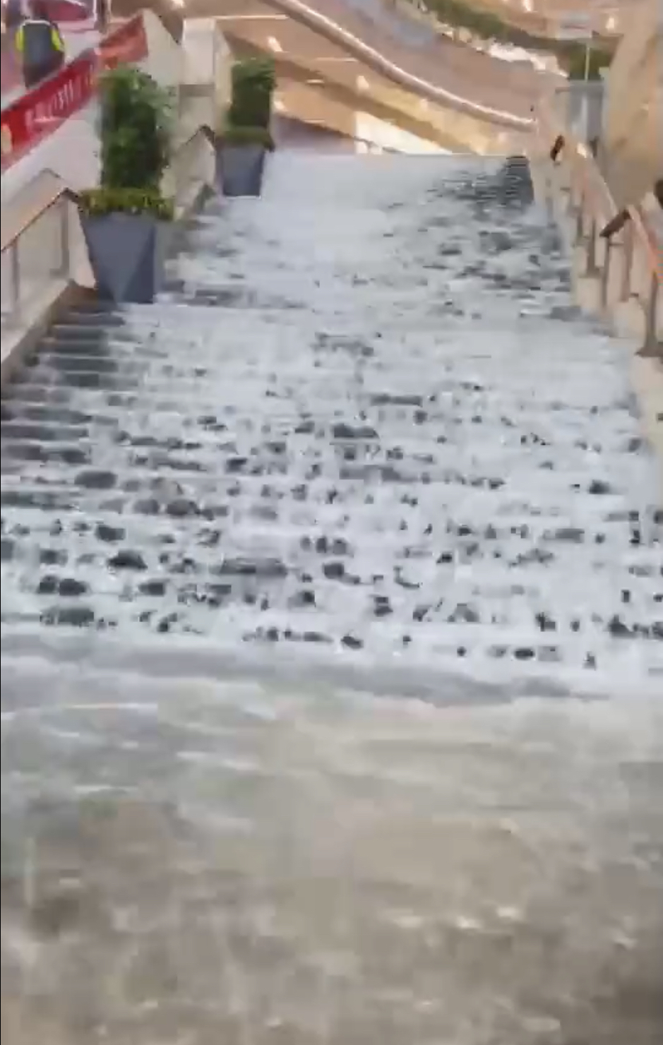 商场楼梯变瀑布。