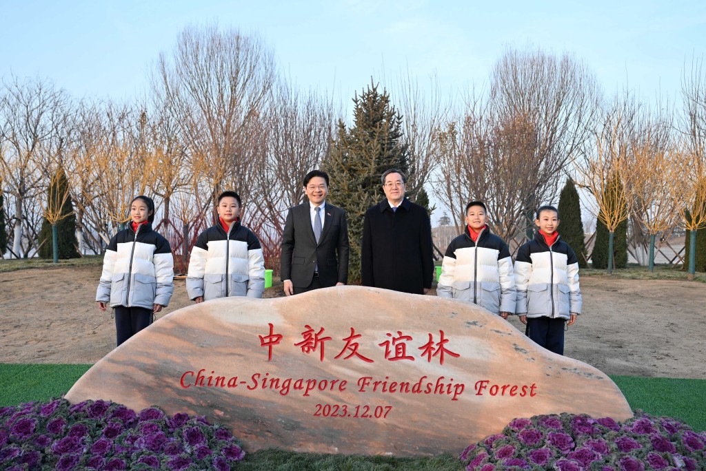 丁薛祥（左四）與黃循財（左三）在天津主持植樹活動。
