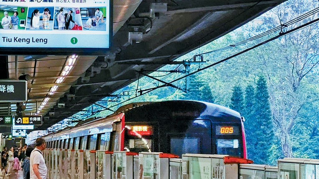 港鐵觀塘線昨日出現設備故障,導致行車時間需額外增加15至20分鐘。