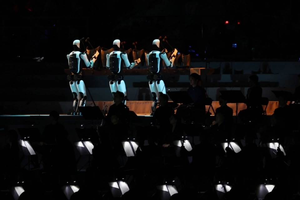 全運會開幕式，機械人用青銅句鑃奏樂，敲出《彩雲追月》。 新華社