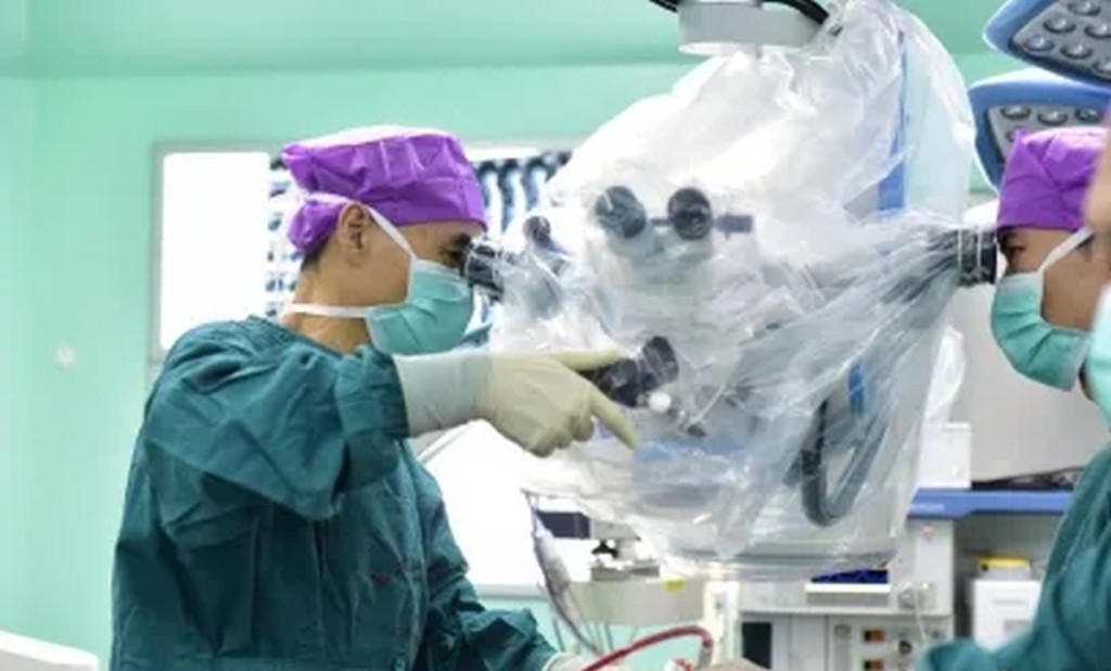 医院神经外五科学科带头人鲁明为其进行手术取虫。 南方都市报