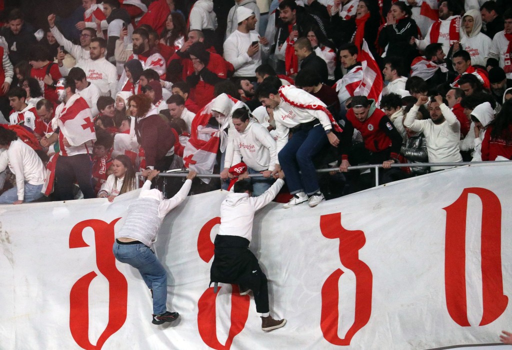 大批格鲁吉亚球迷冲落场庆祝。Reuters