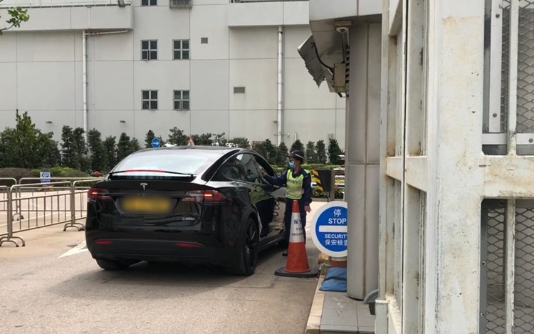 祖藍座駕駛入電視城。