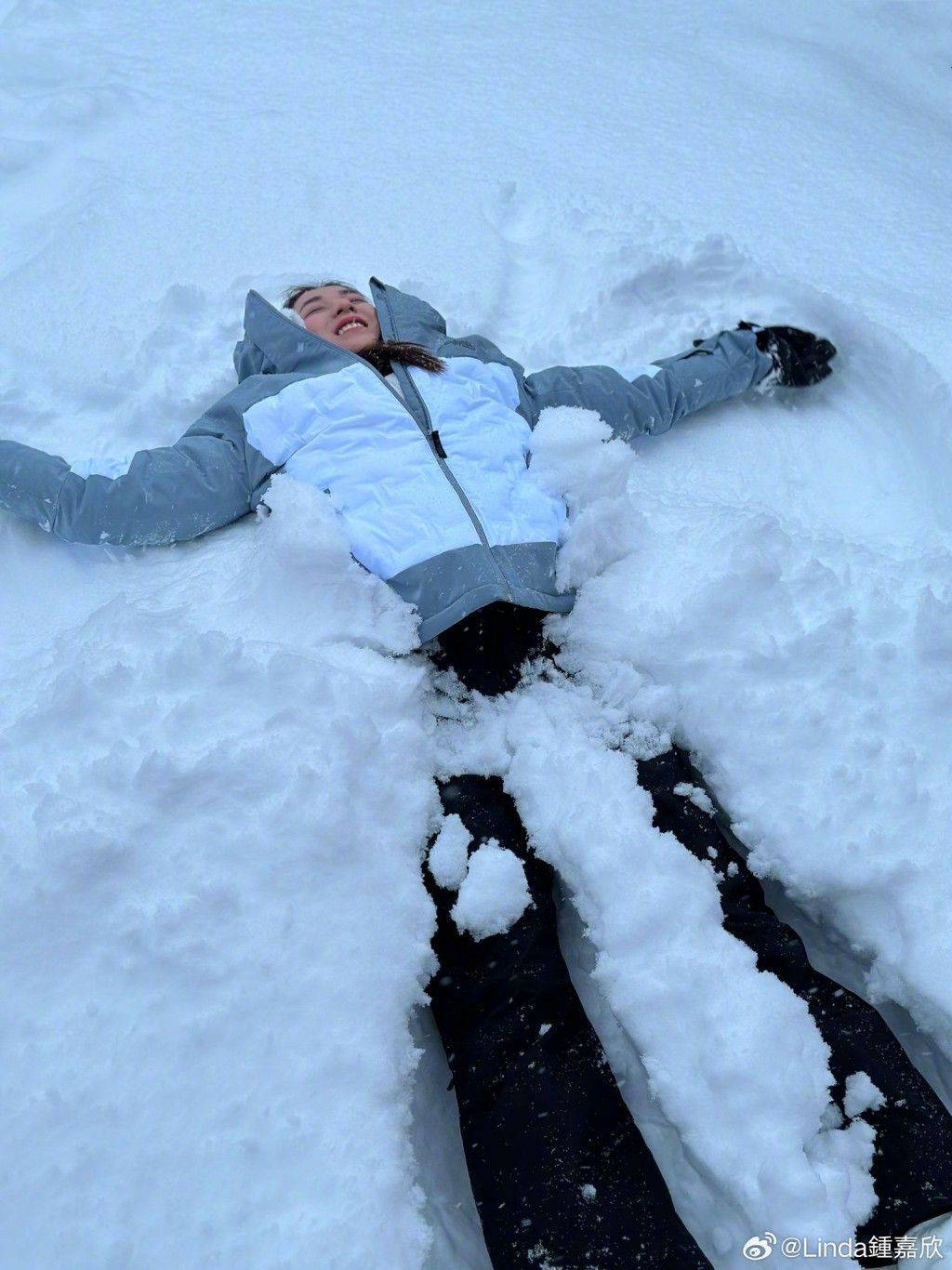 原来近日锺嘉欣已回温哥华，享受下雪游玩的日子。