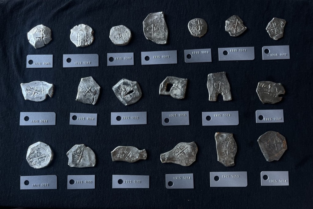 在佛州大西洋沿岸一艘西班牙沉船上發現的硬幣。1715 Fleet – Queens Jewels LLC