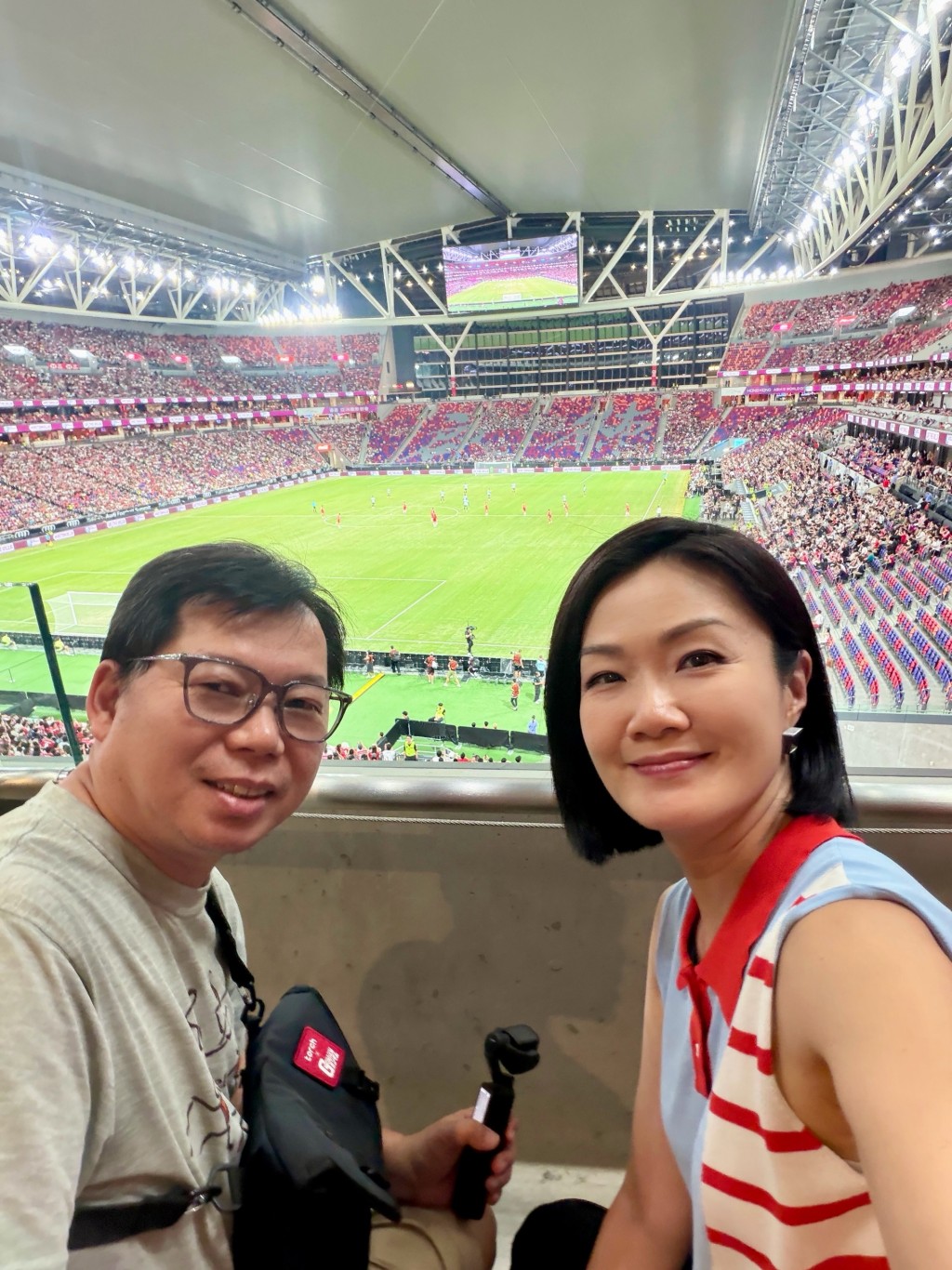 方健儀與丈夫結伴看球賽，享受二人世界。