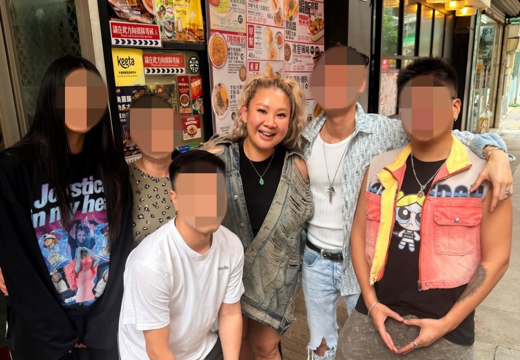 鄭欣宜早前食早餐被集郵，她亦來者不拒，甚為親民友善。
