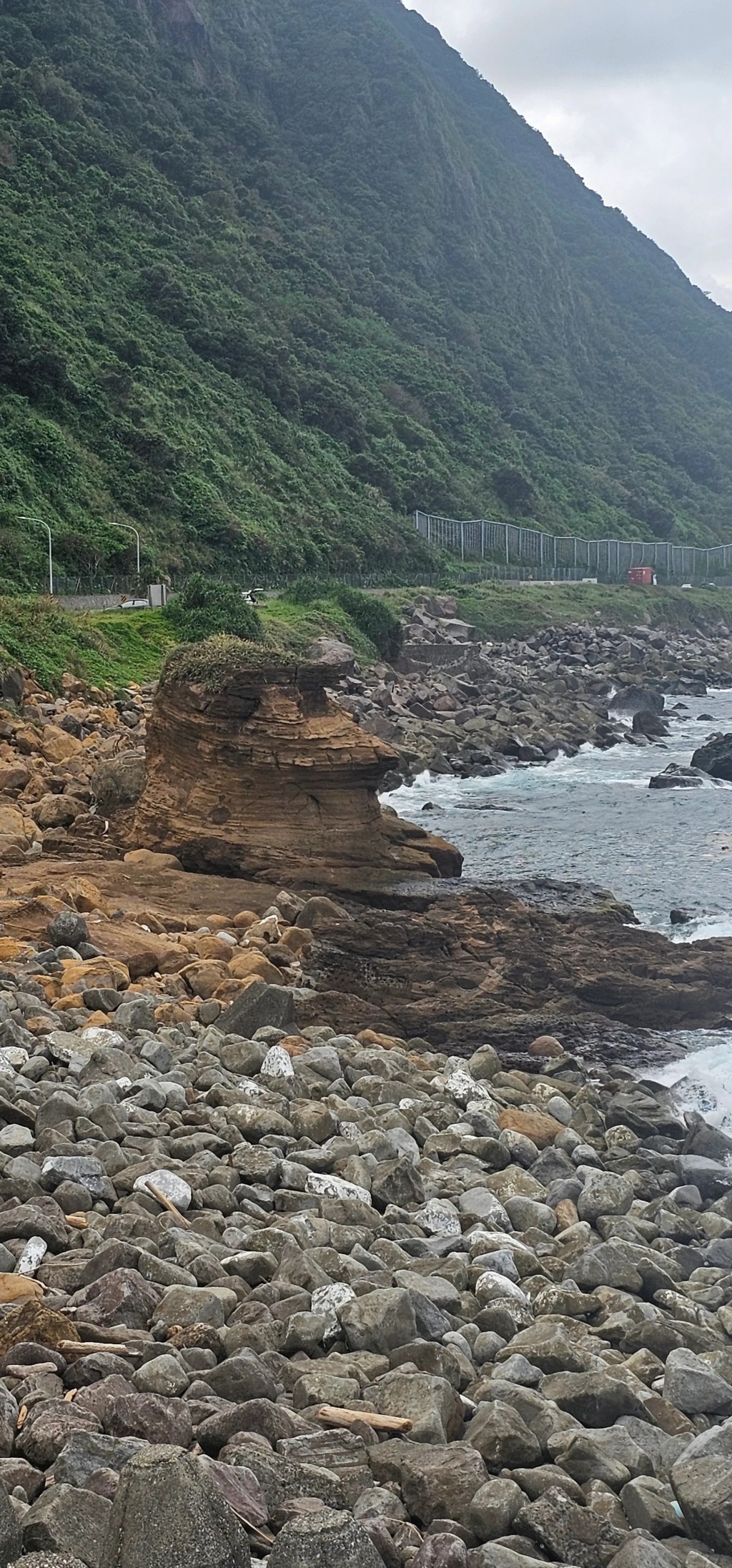 台灣瑞芳海岸巨石神還原特朗普側臉。 threads 台灣瑞芳海岸巨石神還原特朗普側臉。 threads