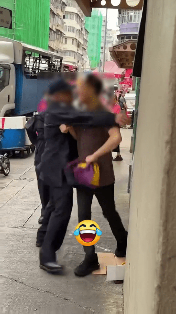 兩名男女職員雙手前舉,試圖阻止涉案男子去路。 兩名男女職員雙手前舉,試圖阻止涉案男子去路。