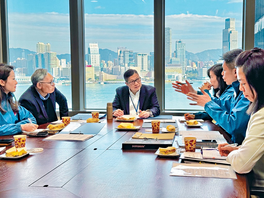 鄧炳強積極參與協助營救被誘騙到東南亞國家從事非法工作的港人個案。