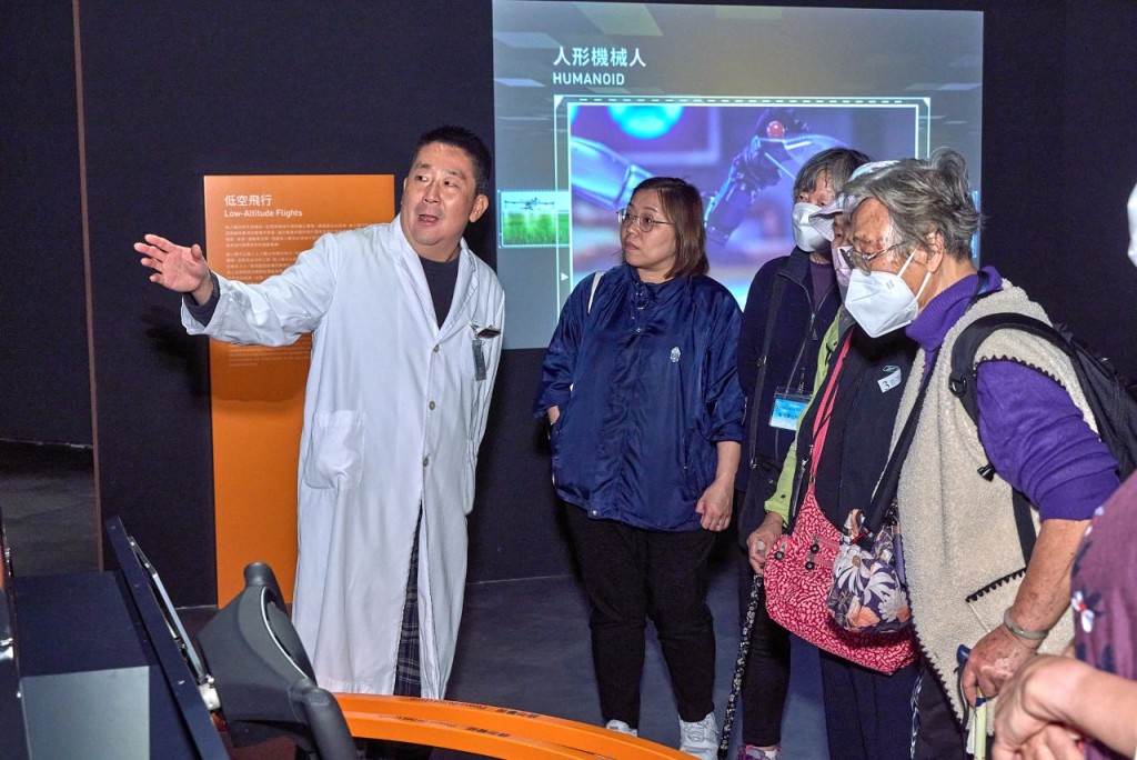 導賞員帶領長者參觀展覽,耐心地介紹每個展品,並解釋其背後的故事和科學原理。(由香港科學館提供) 導賞員帶領長者參觀展覽,耐心地介紹每個展品,並解釋其背後的故事和科學原理。(由香港科學館提供)