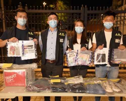 警方檢取被捕人在犯案時身穿的衣物、犯案後更換的衣物,以及犯案工具。