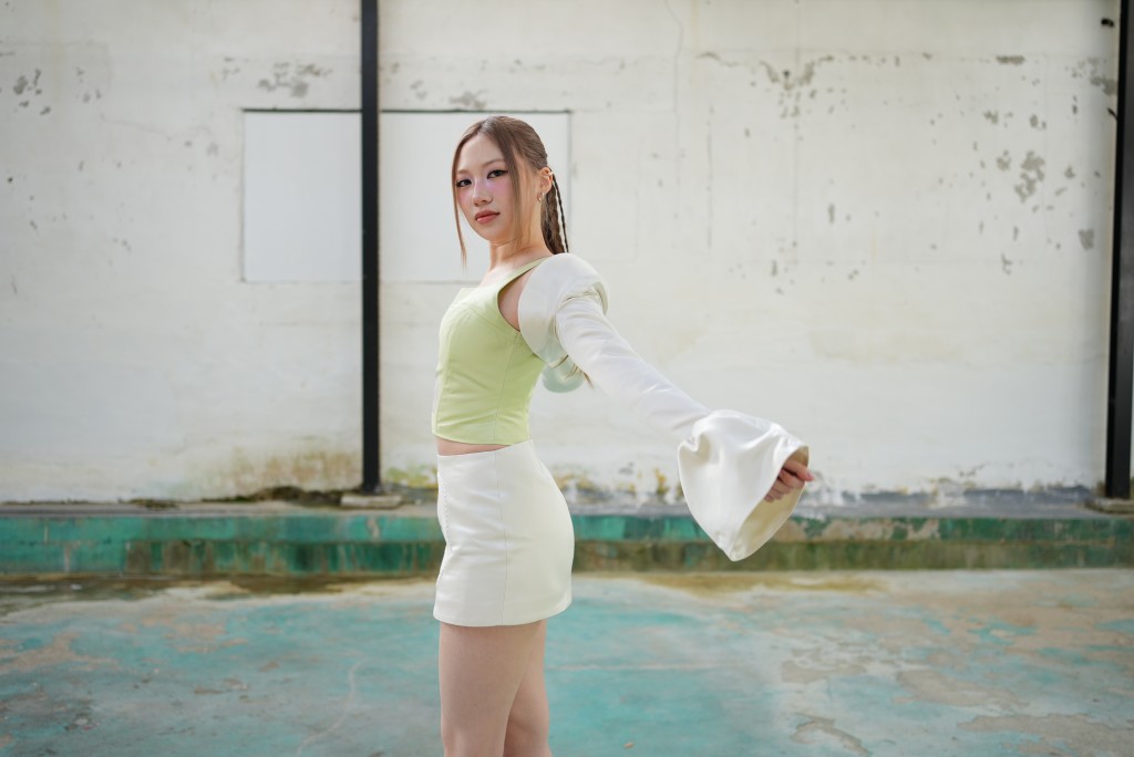 《Roll With Me》是一首充滿自信、女性力量（girl-powered）的歌曲。