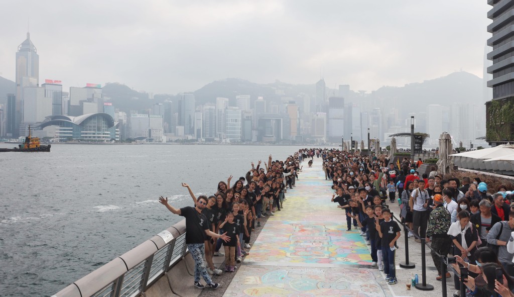 星光大道邀請超過200名來自藝術界、學校及非牟利團體代表，攜手創作一幅長達60米的粉筆畫，打破本港最長戶外粉筆紀錄。