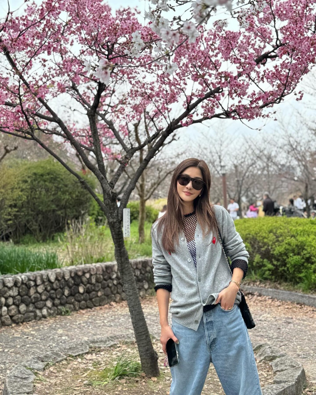 周汶锜日前（6日）在IG分享了复活节亲子旅行，她带同两名儿子先去日本大阪赏樱花。