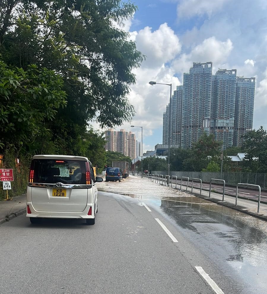 汽车经过溅起水花。fb：Johnly Tsang