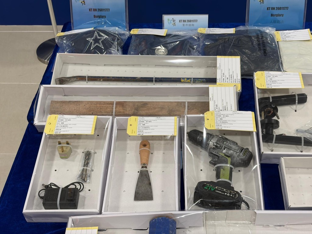 警方檢獲一批作案工具。 警方檢獲一批作案工具。