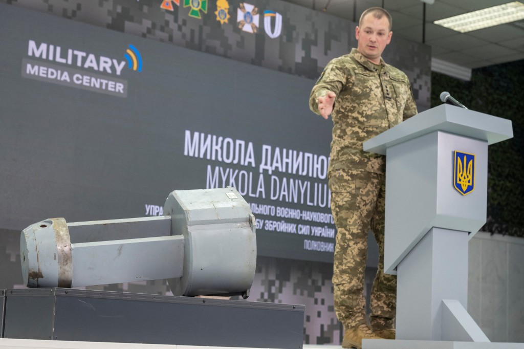 Mykola Danyliuk上校在新聞發佈會上指著一枚Kh-55SM戰略巡航導彈的啞彈。路透