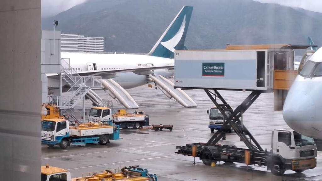 肇事國泰客機停在停機坪 。fb香港機場實况討論區