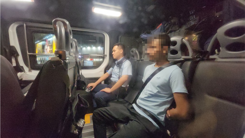 警方将一名非华裔男子带上警车。黄文威摄