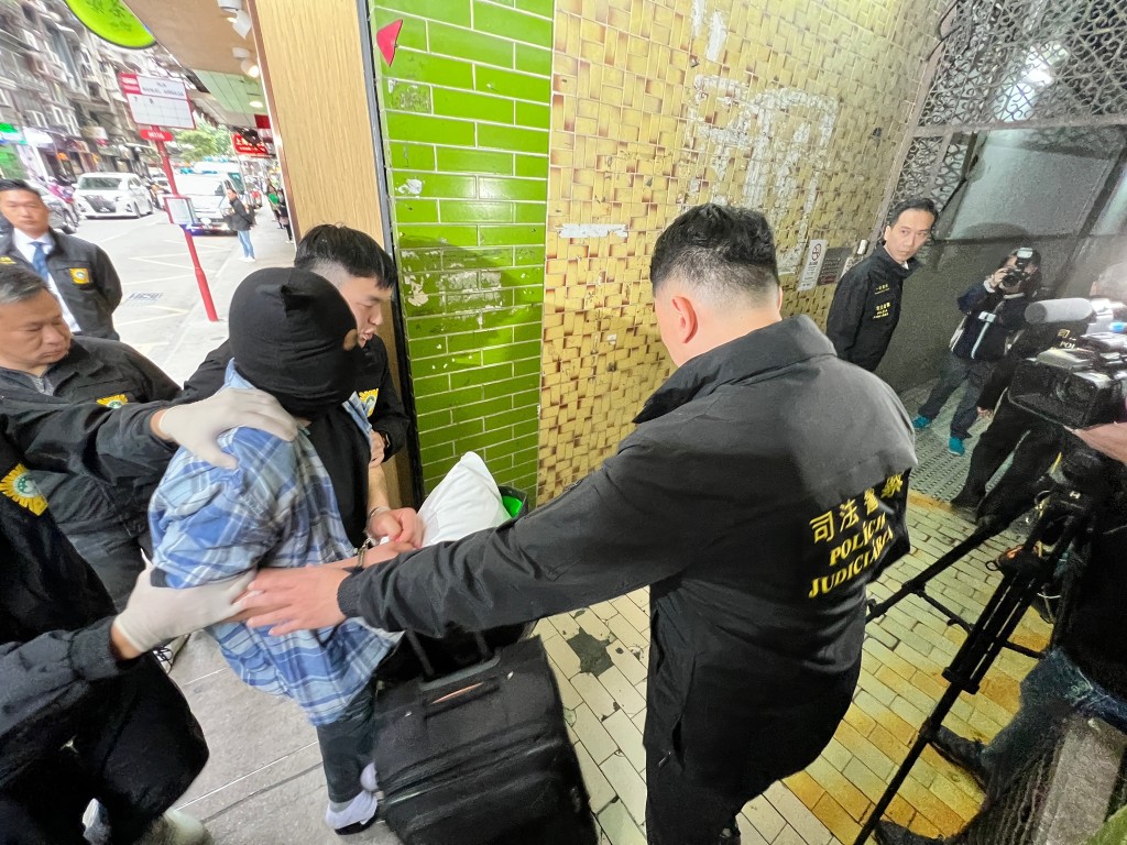 一名45岁香港男子涉嫌谋杀、加重杀人罪及盗窃罪移送检察院侦办。