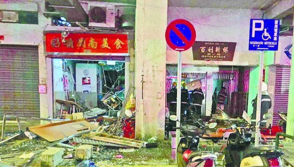 現場一地雜物及玻璃碎。