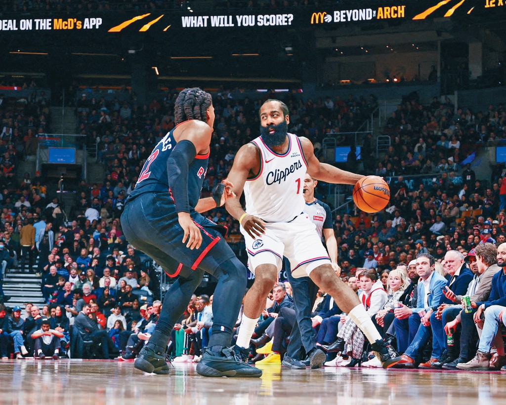 哈登(右)在李安納缺陣下獨力撐起快艇。