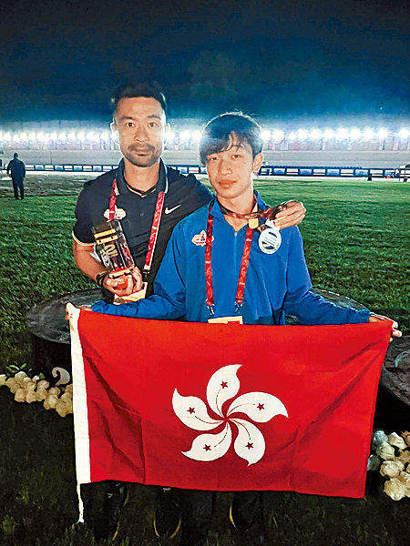 港隊成員陳一樂(右)今年在烏茲別克舉行的亞洲少年田徑錦標賽奪男子100米銀牌。資料圖片