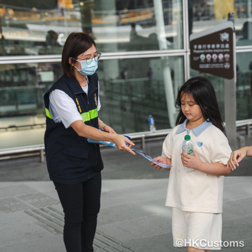 海关人员到机场向旅客派单张，提醒CBD属毒品。香港海关facebook图片