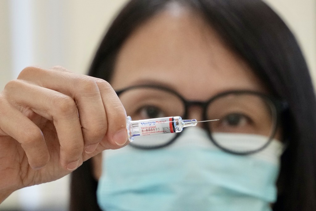 12個醫護組織聯署，呼籲高危人士盡快接種季節性流感疫苗及新冠疫苗。資料圖片